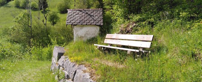 Unsere Kraftquelle, Bank am Wegrand