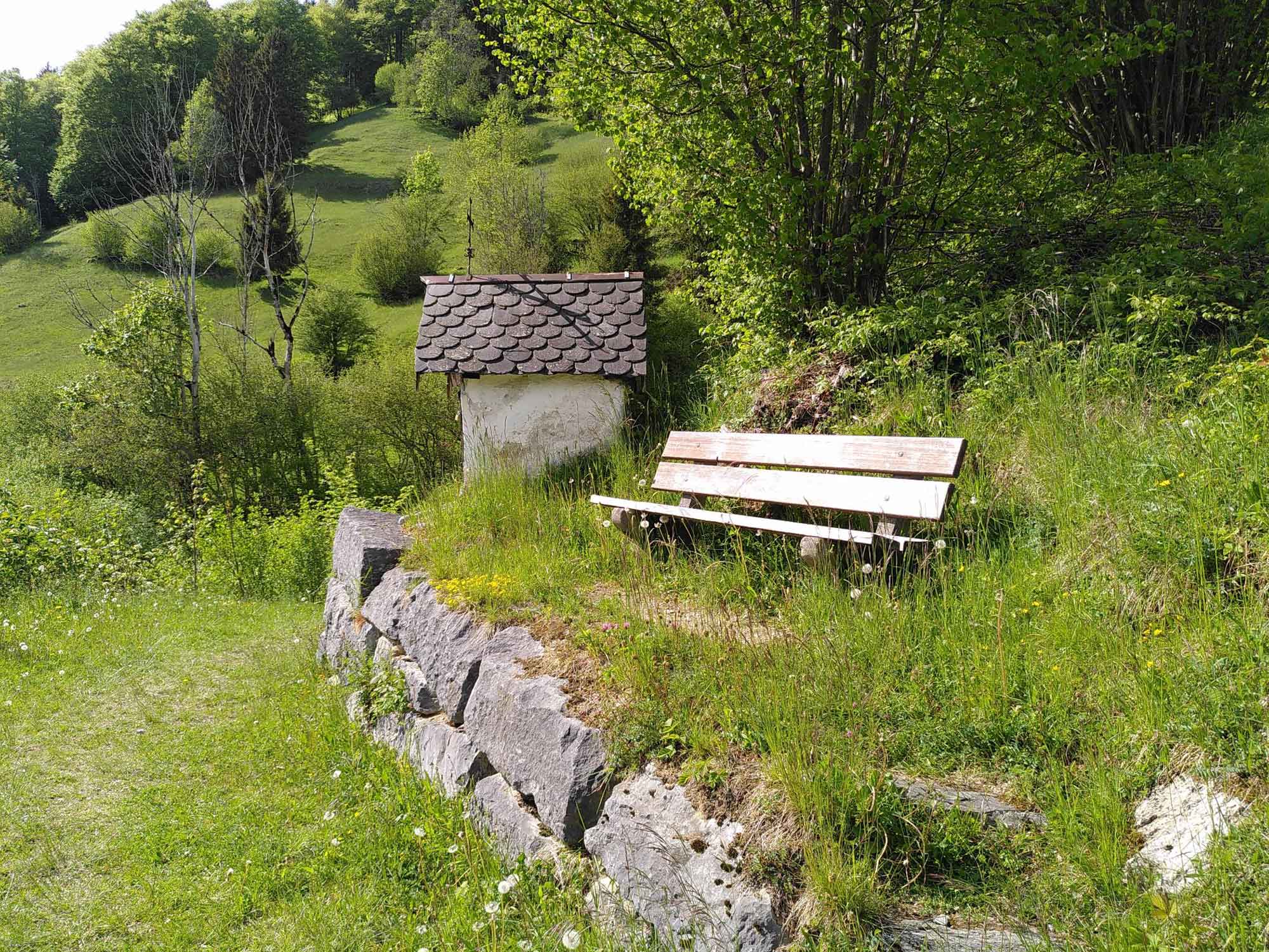 Unsere Kraftquelle, Bank am Wegrand