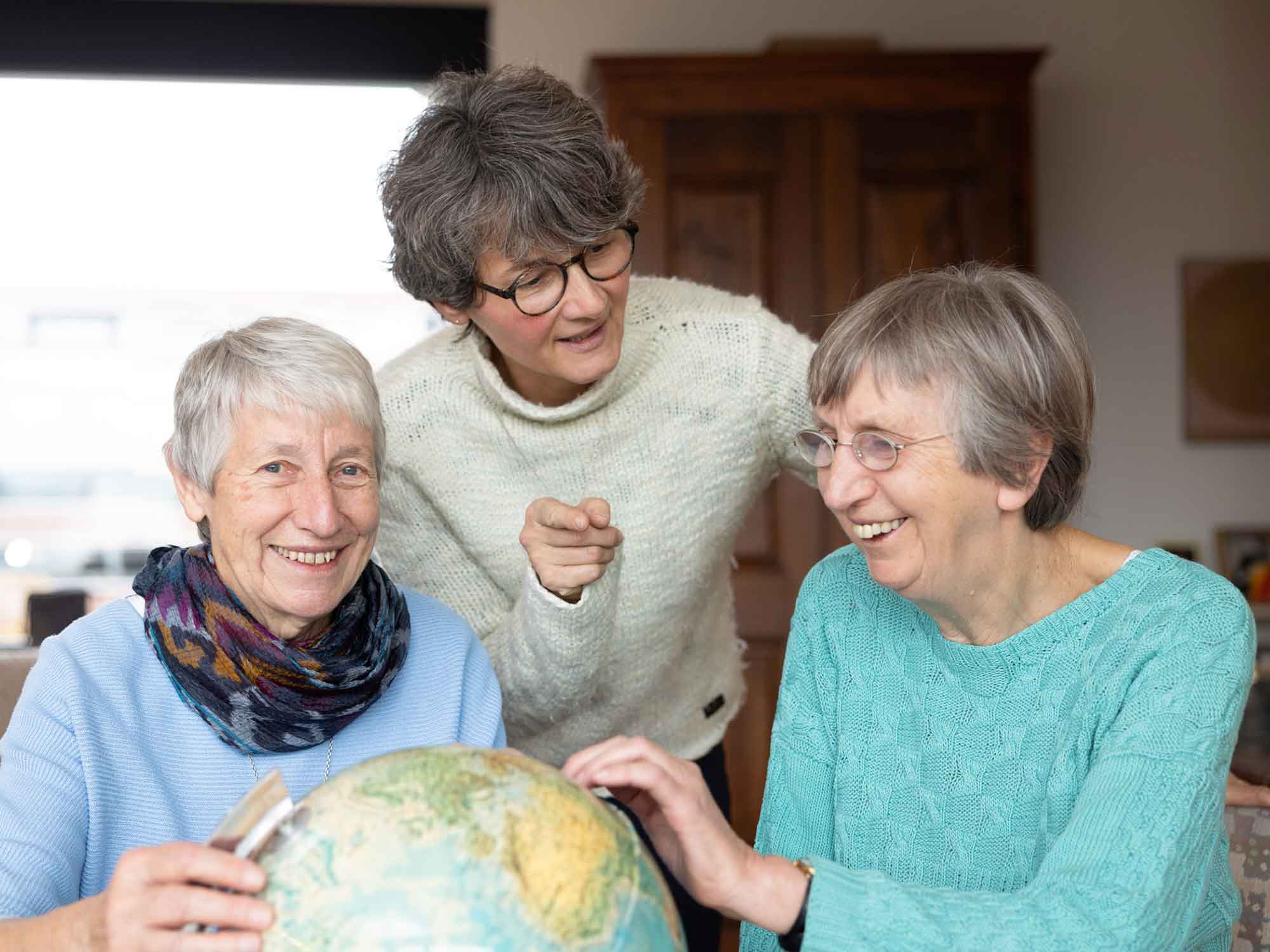 Helferinnen-mit-Globus